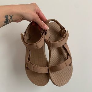 Tan Tevas
